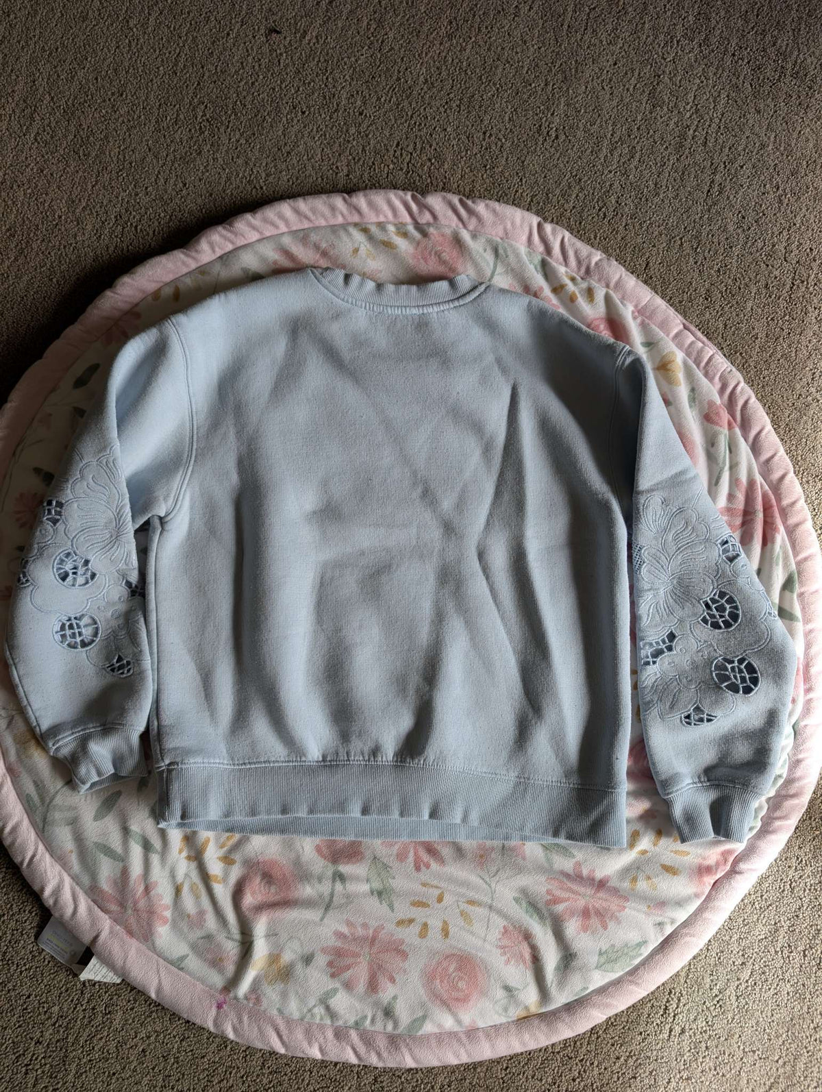 light blue crew neck sweater with details on the sleeves, Kids 18