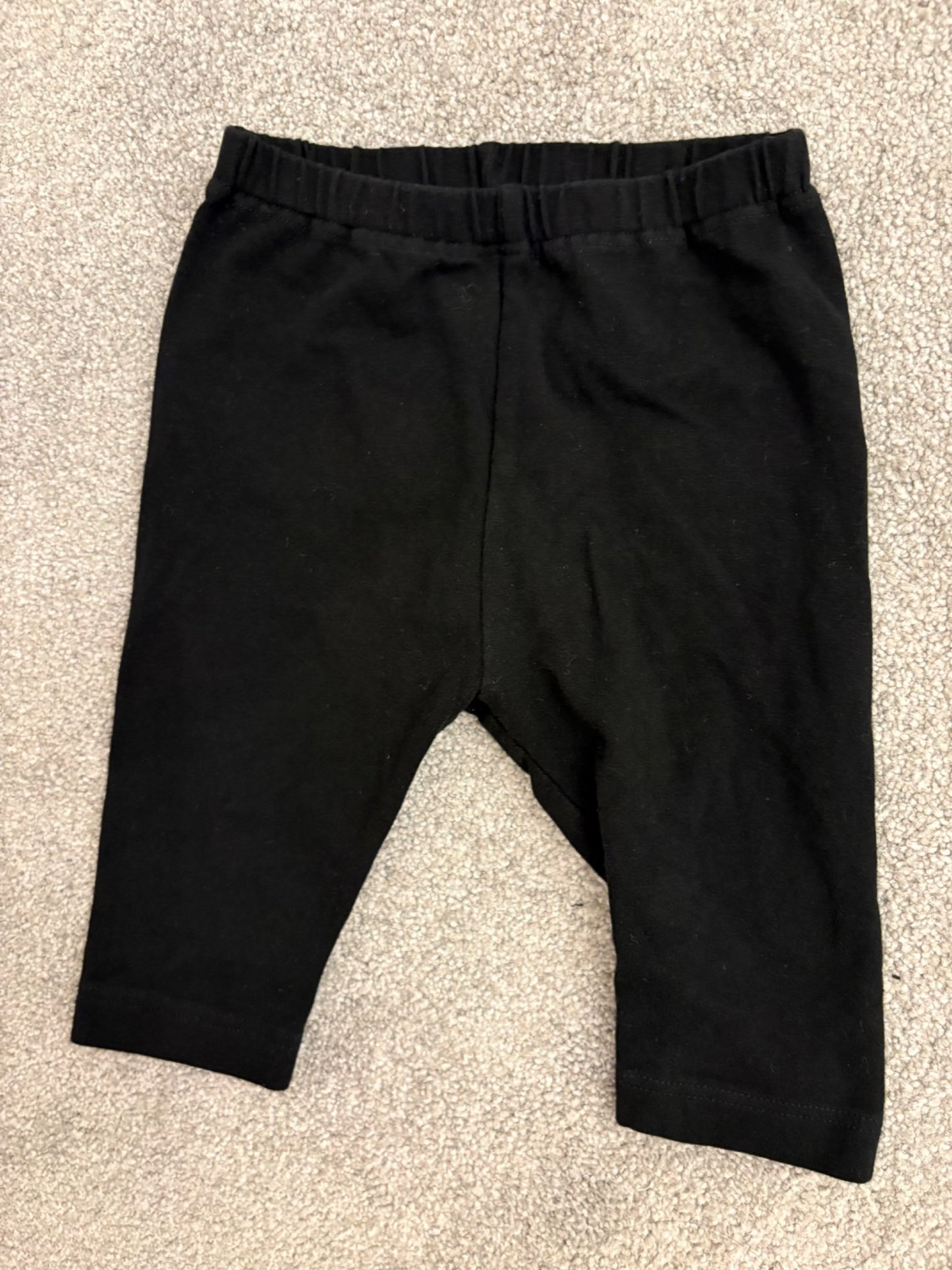 DC Superman Short-Sleeve Bodysuit and Uniqlo Black Cropped Leggings, 12-18 months, Kids 18 Month (12-18M)