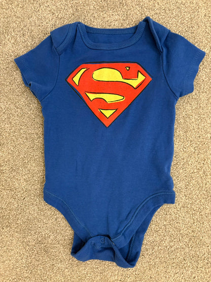 DC Superman Short-Sleeve Bodysuit and Uniqlo Black Cropped Leggings, 12-18 months, Kids 18 Month (12-18M)