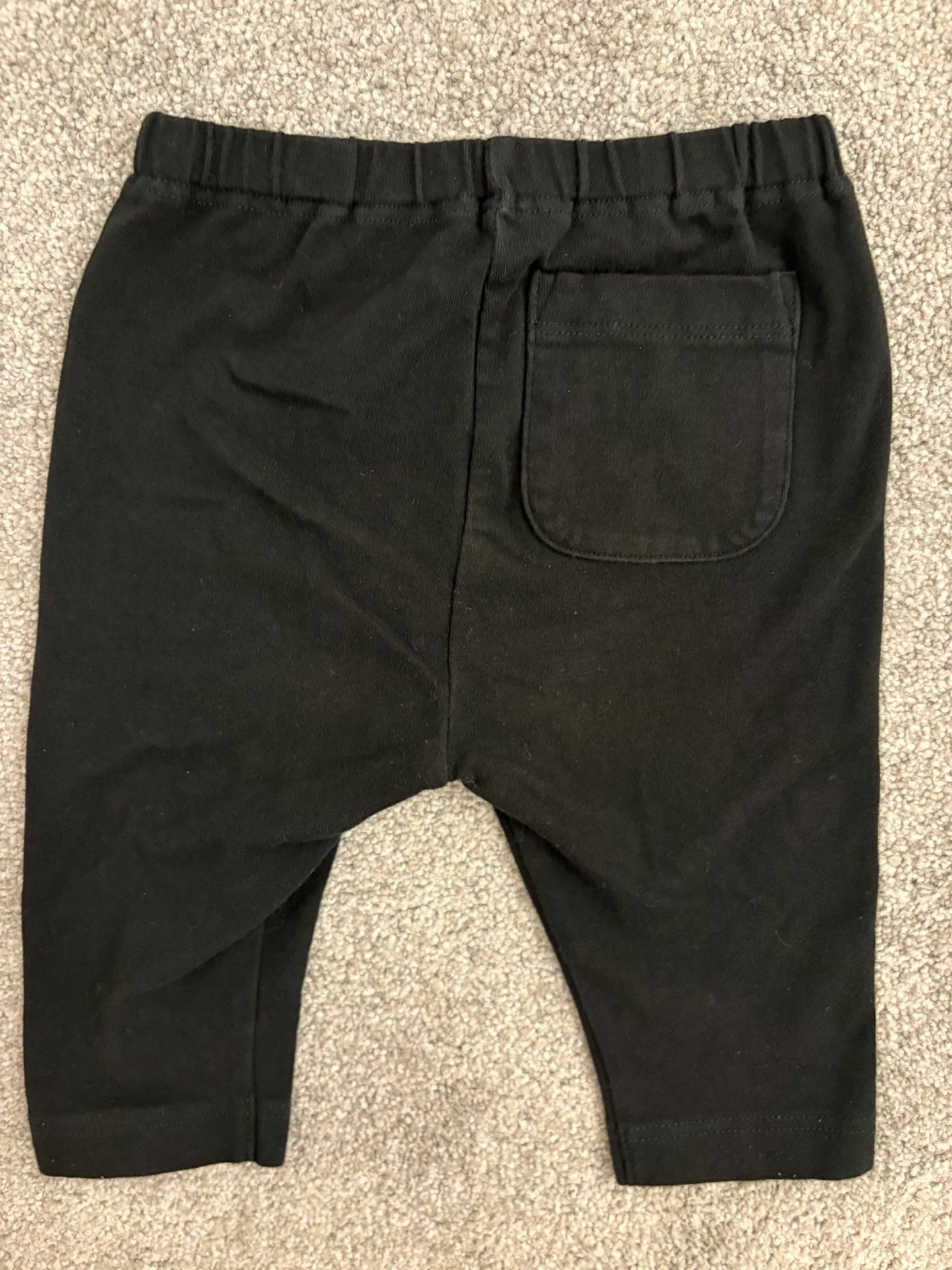 DC Superman Short-Sleeve Bodysuit and Uniqlo Black Cropped Leggings, 12-18 months, Kids 18 Month (12-18M)