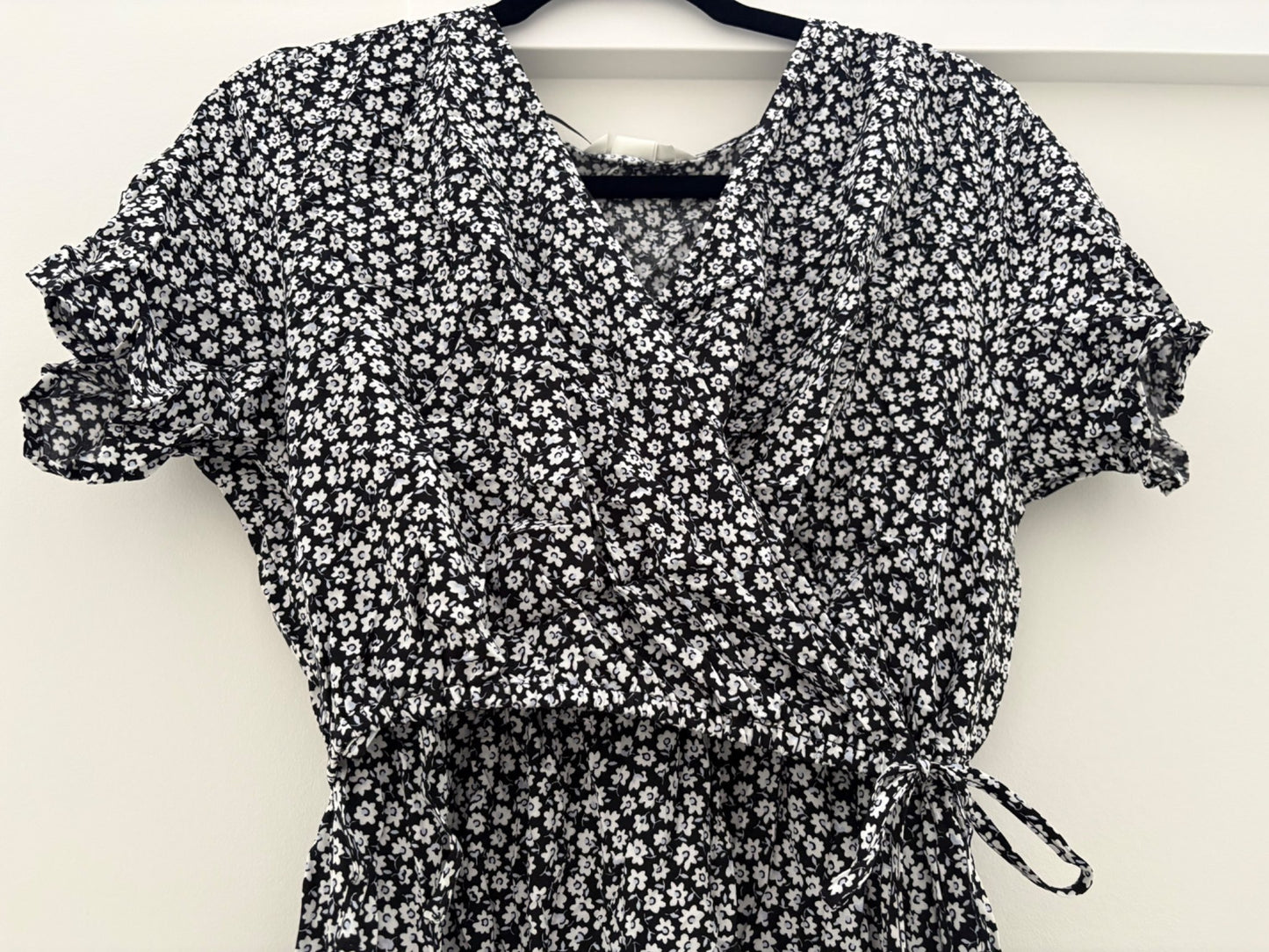 H&M MAMA Short-Sleeve Wrap-Front Nursing Dress, Black/Floral, Size M, NWT, Maternity M (8-10)