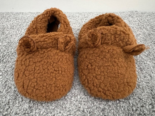 Old Navy Unisex Critter Sherpa Slippers for Baby, Brown, 18-24 months, Shoes 4.5 (Walkers:12-24 mth)