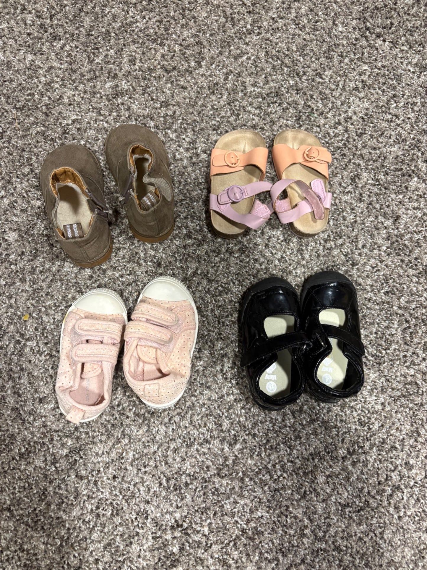 Size 4 infant shoes/4 pairs, Shoes 4 (Baby: 0-12 mth)