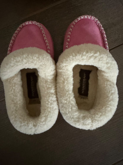 Manitobah muckluck slippers size 11, Shoes 11 (Toddler:2-4yr)