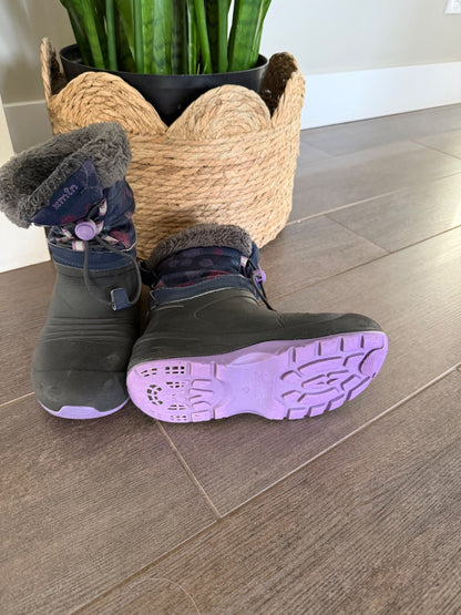 Snow boots size 1 , Shoes 1 (Kids:4-8yr)