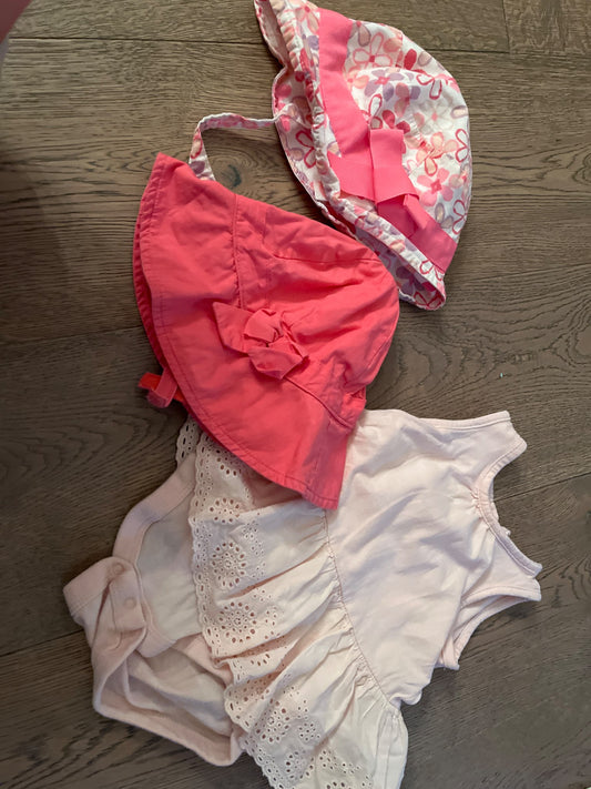 Baby Gap onesie with skirt and two sun hats, Kids 12 Month (9-12M)