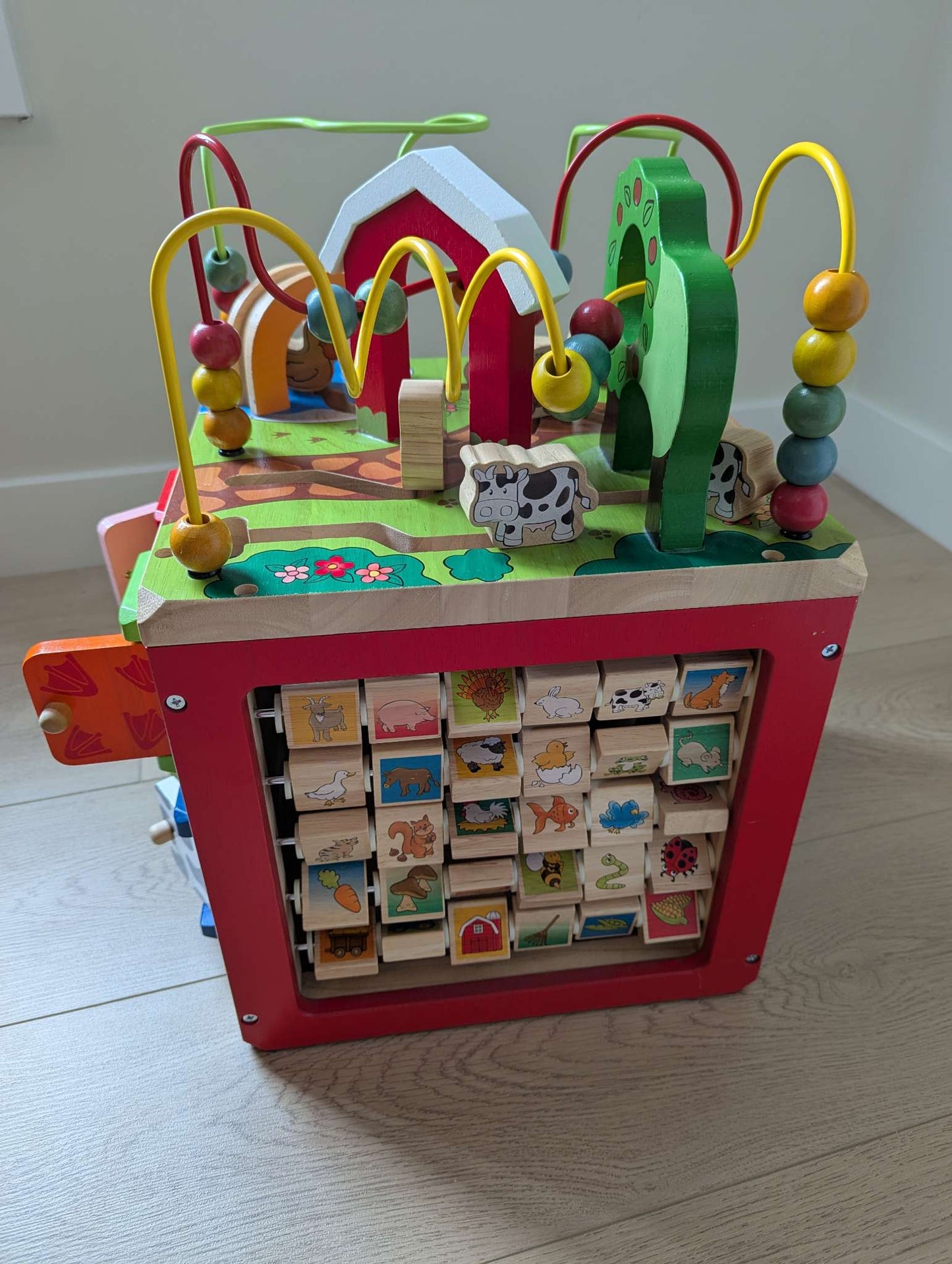 Battat farm activity centre cube
