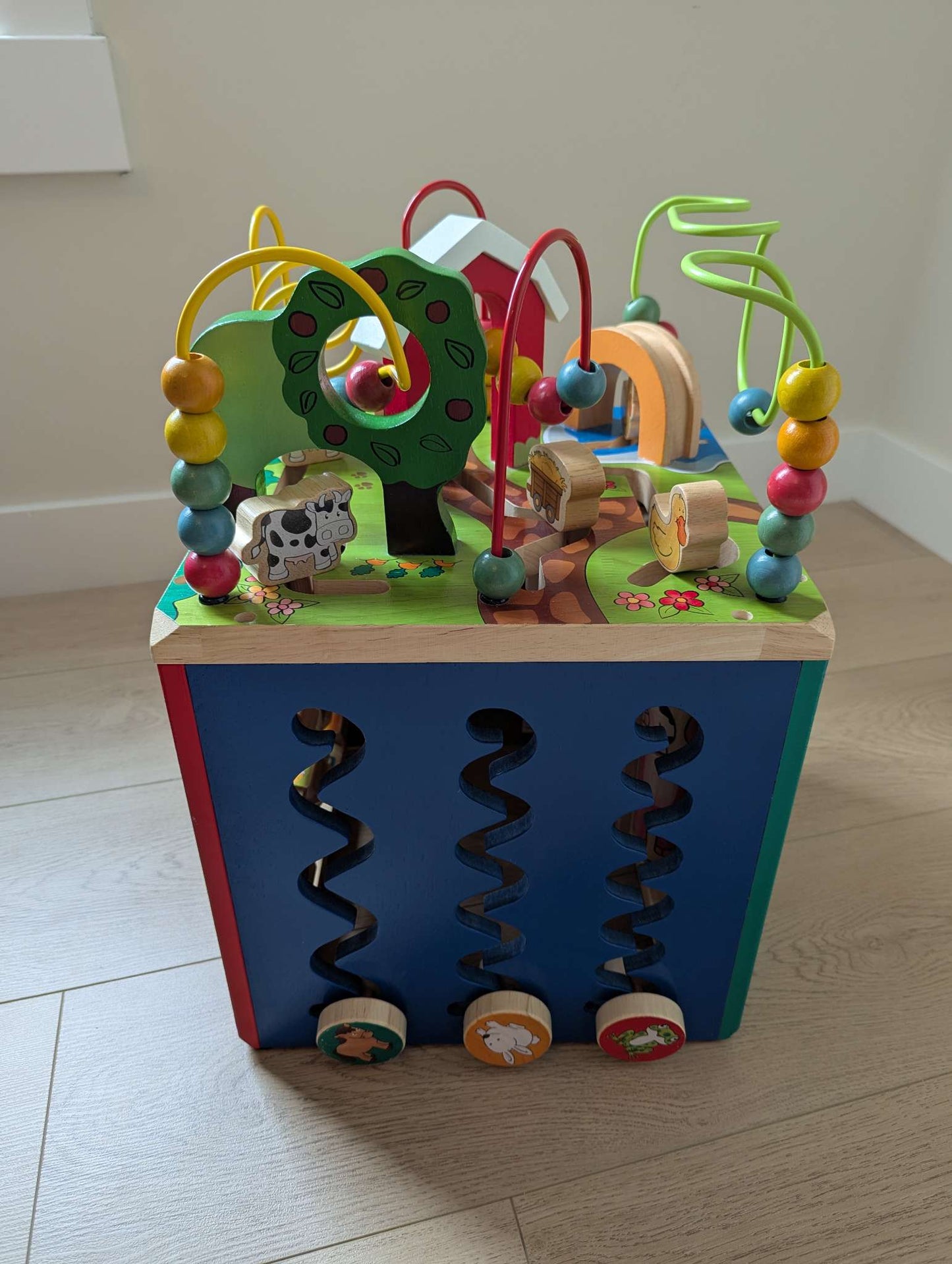 Battat farm activity centre cube