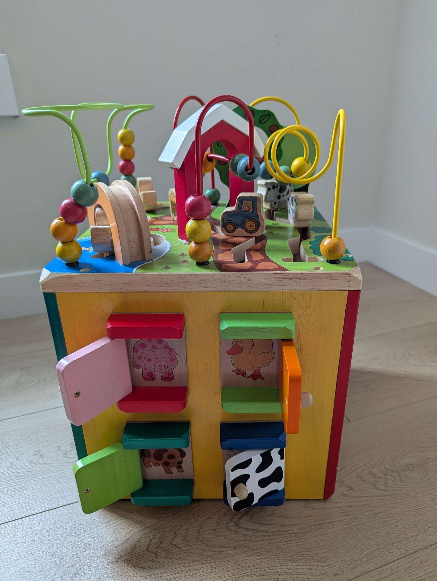 Battat farm activity centre cube