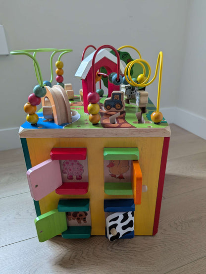 Battat farm activity centre cube