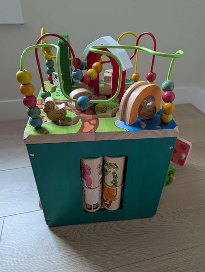 Battat farm activity centre cube