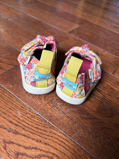 Toms Slip Ons size 4 (0-12 months), Shoes 4 (Baby: 0-12 mth)