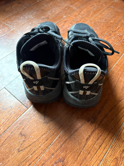 Jordan’s basketball shoes size 4Y, Shoes 3 (Kids:4-8yr)