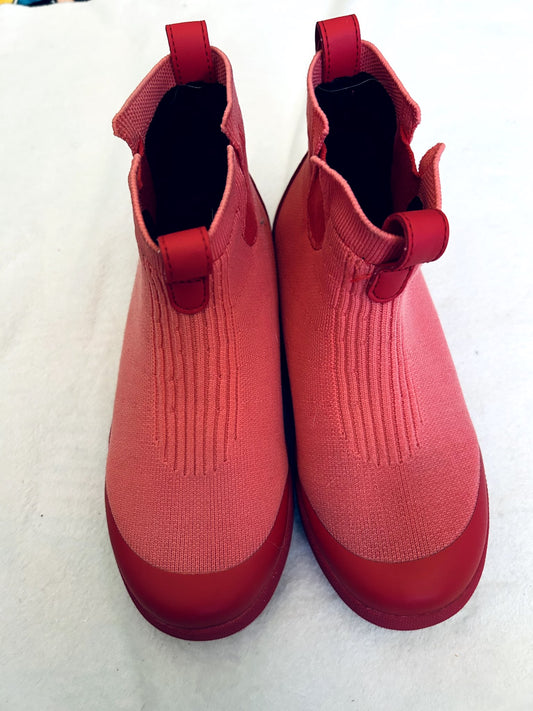 EUC - Vessi, Weekend Chelsea Boot, size 2Y. retails $95 new, Shoes 2 (Kids:4-8yr)