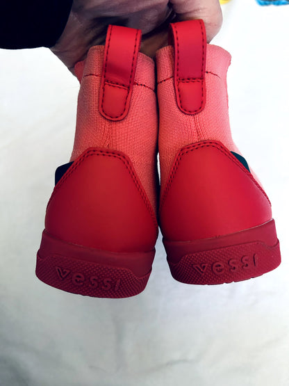 EUC - Vessi, Weekend Chelsea Boot, size 2Y. retails $95 new, Shoes 2 (Kids:4-8yr)