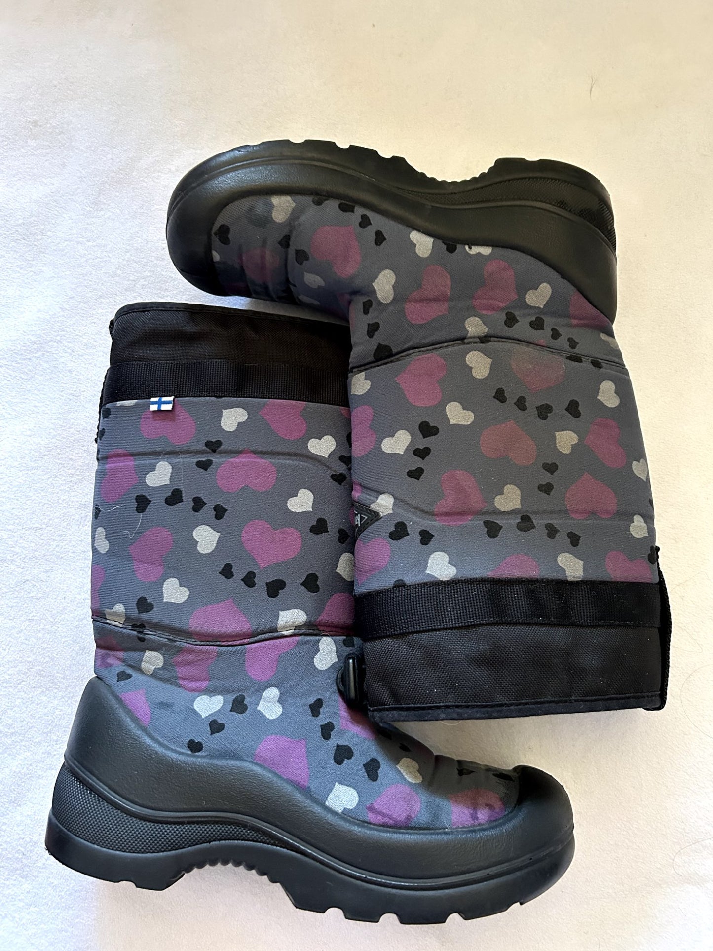 VGUC - Kuoma Snowlock Winter Boots, Hearts pattern, size 2Y, retails $117 new, Shoes 2 (Kids:4-8yr)