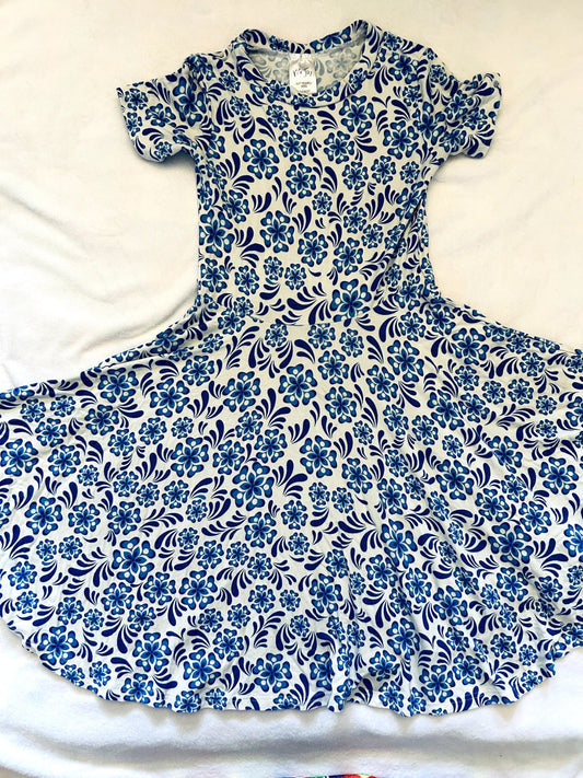 VGUC - Small Shop, Vi&Jax, Bamboo spin dress, Blue & White China print, size 8/9. retails $75 new, Kids 6/6X