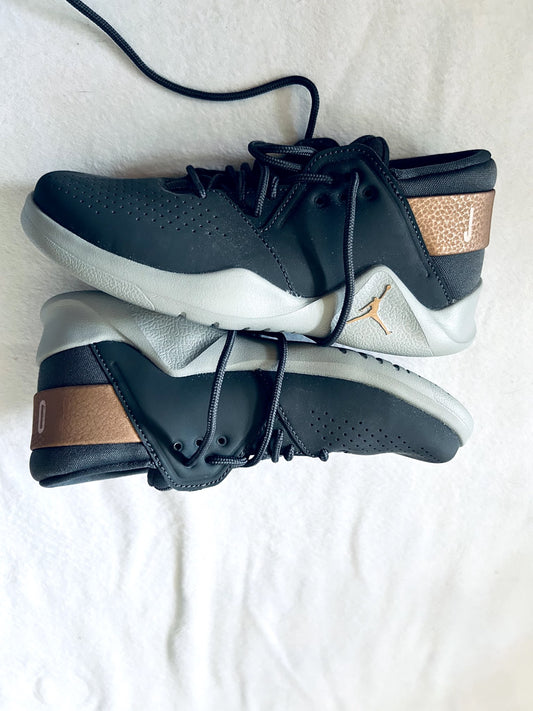 NWT- Jordan basketball shoes, size youth 1, retails $100, Shoes 1 (Kids:4-8yr)