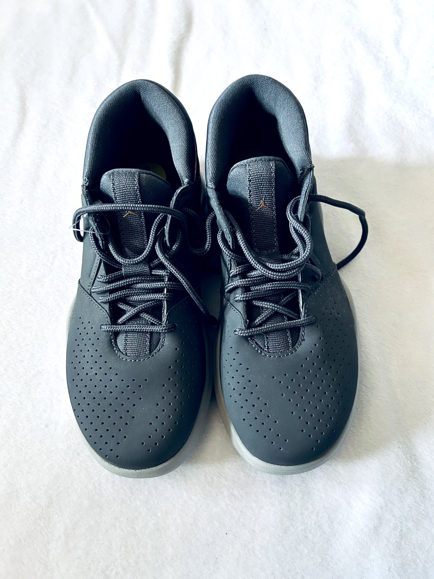 NWT- Jordan basketball shoes, size youth 1, retails $100, Shoes 1 (Kids:4-8yr)