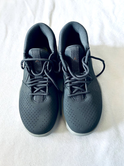NWT- Jordan basketball shoes, size youth 1, retails $100, Shoes 1 (Kids:4-8yr)