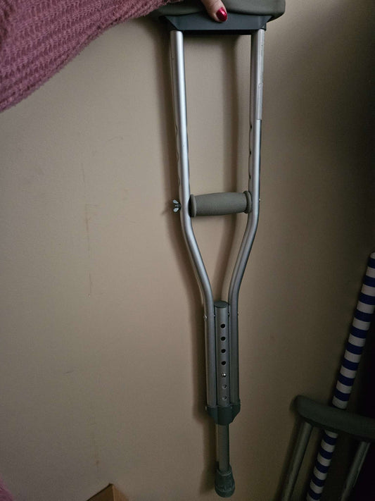 Adjustable child crutches