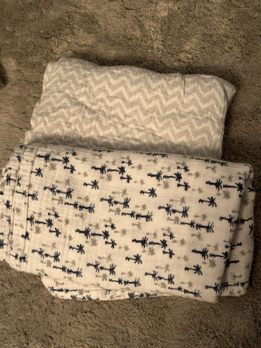 2 muslin swaddles, 0-3 Months (Newborn)