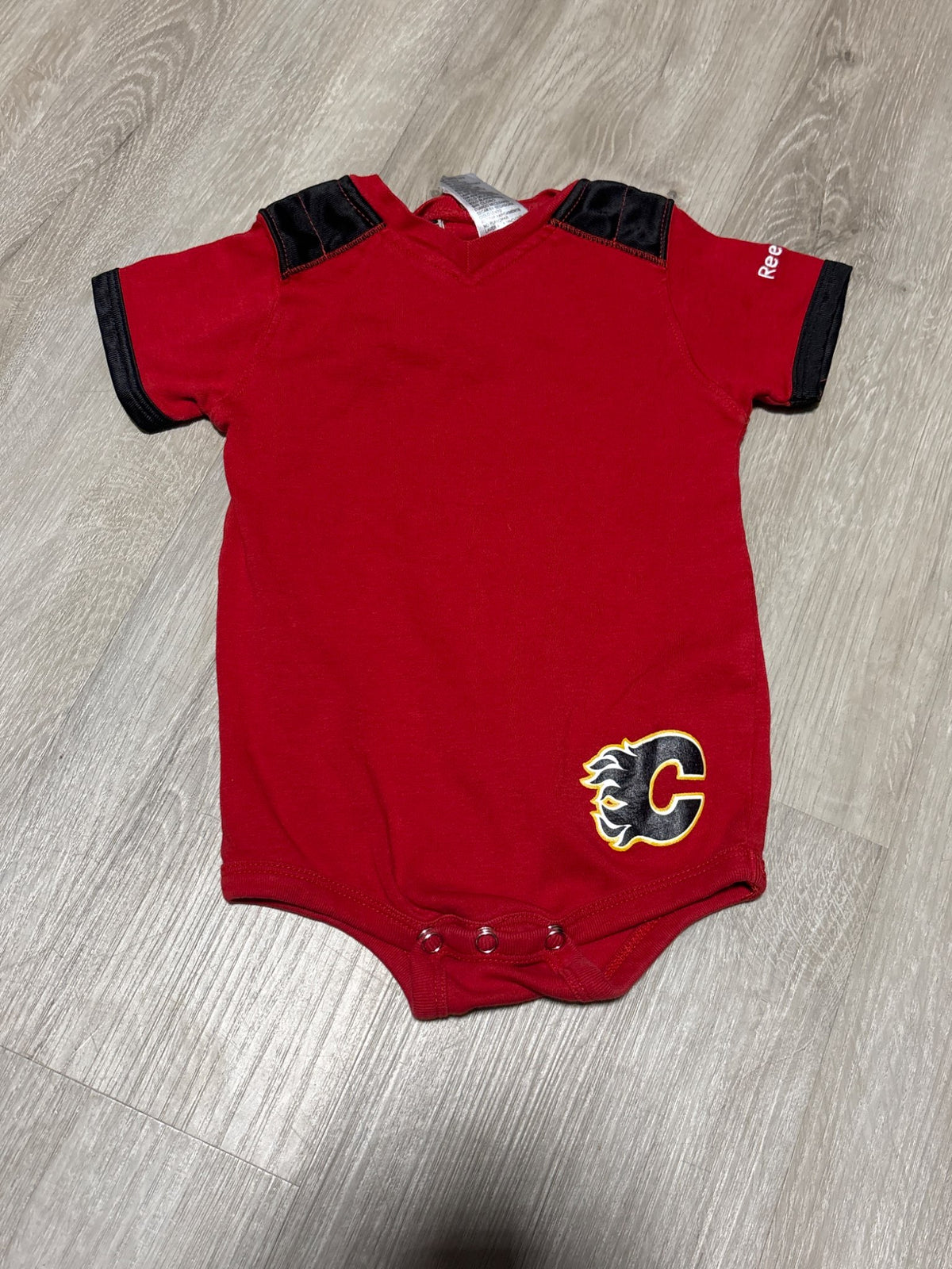 NHL Calgary Flames red onesie 12M, Kids 12 Month (9-12M)
