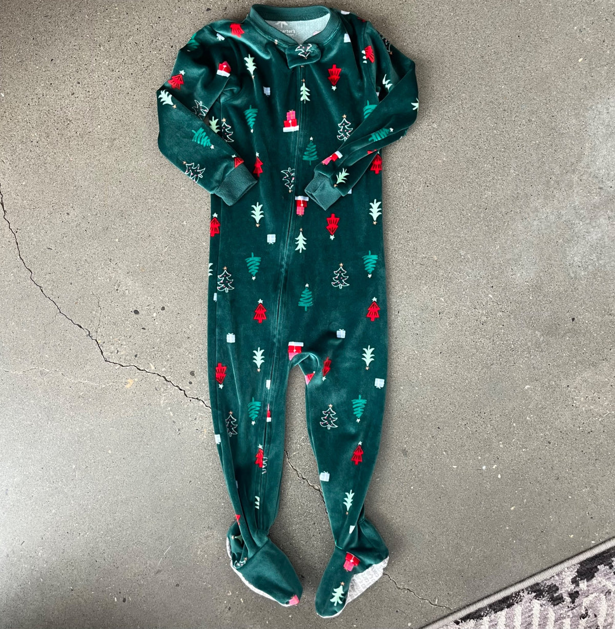 Carter’s Christmas Tree Print Velour Long-Sleeve One Piece pyjamas, Kids 2T
