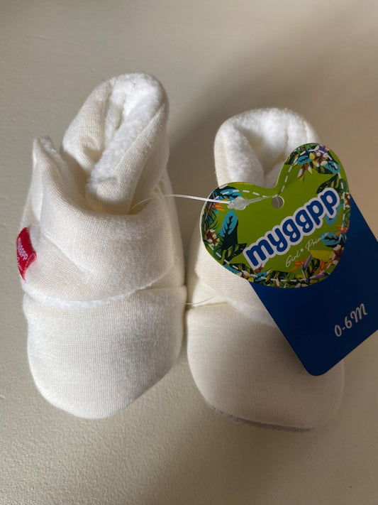 BNWT white  baby booties  0-6 month, Shoes 0 (Baby: 0-12 mth)