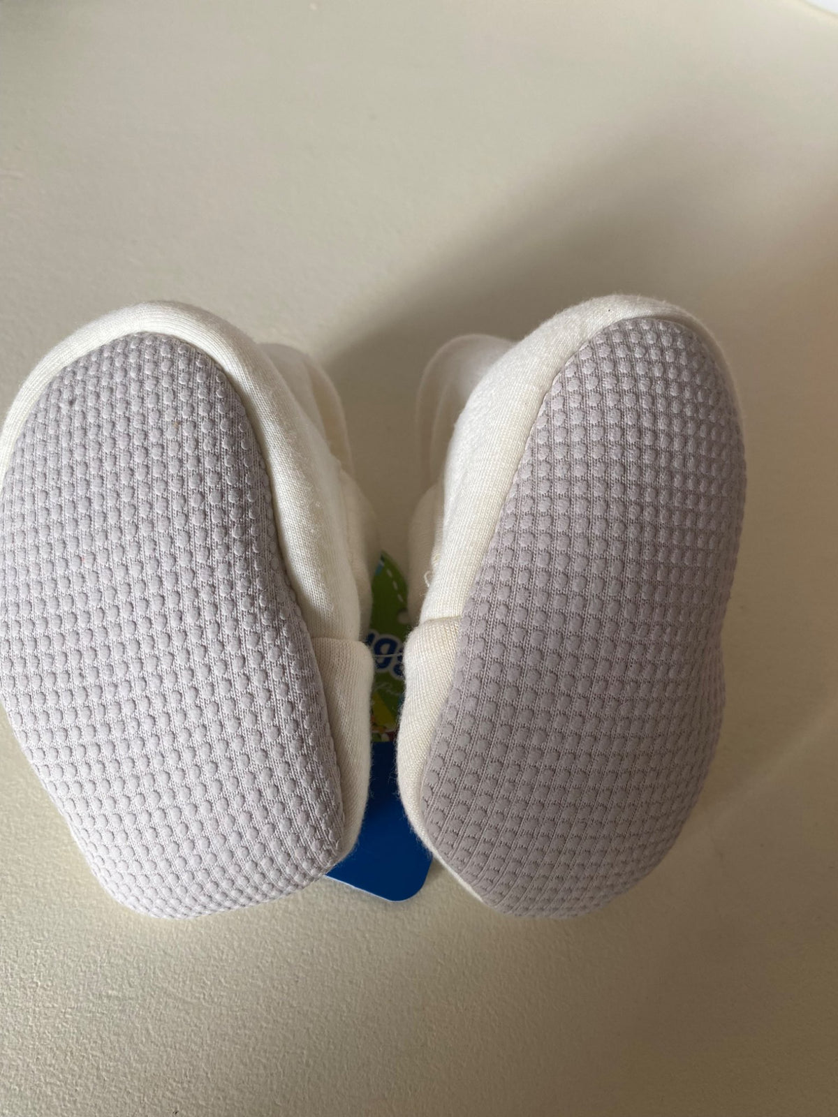 BNWT white  baby booties  0-6 month, Shoes 0 (Baby: 0-12 mth)