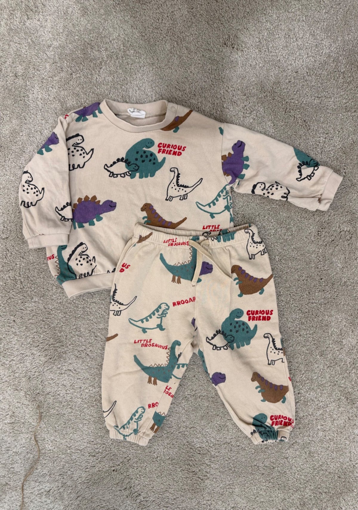 12M H&M Sweater/Jogger Set (Dino theme)