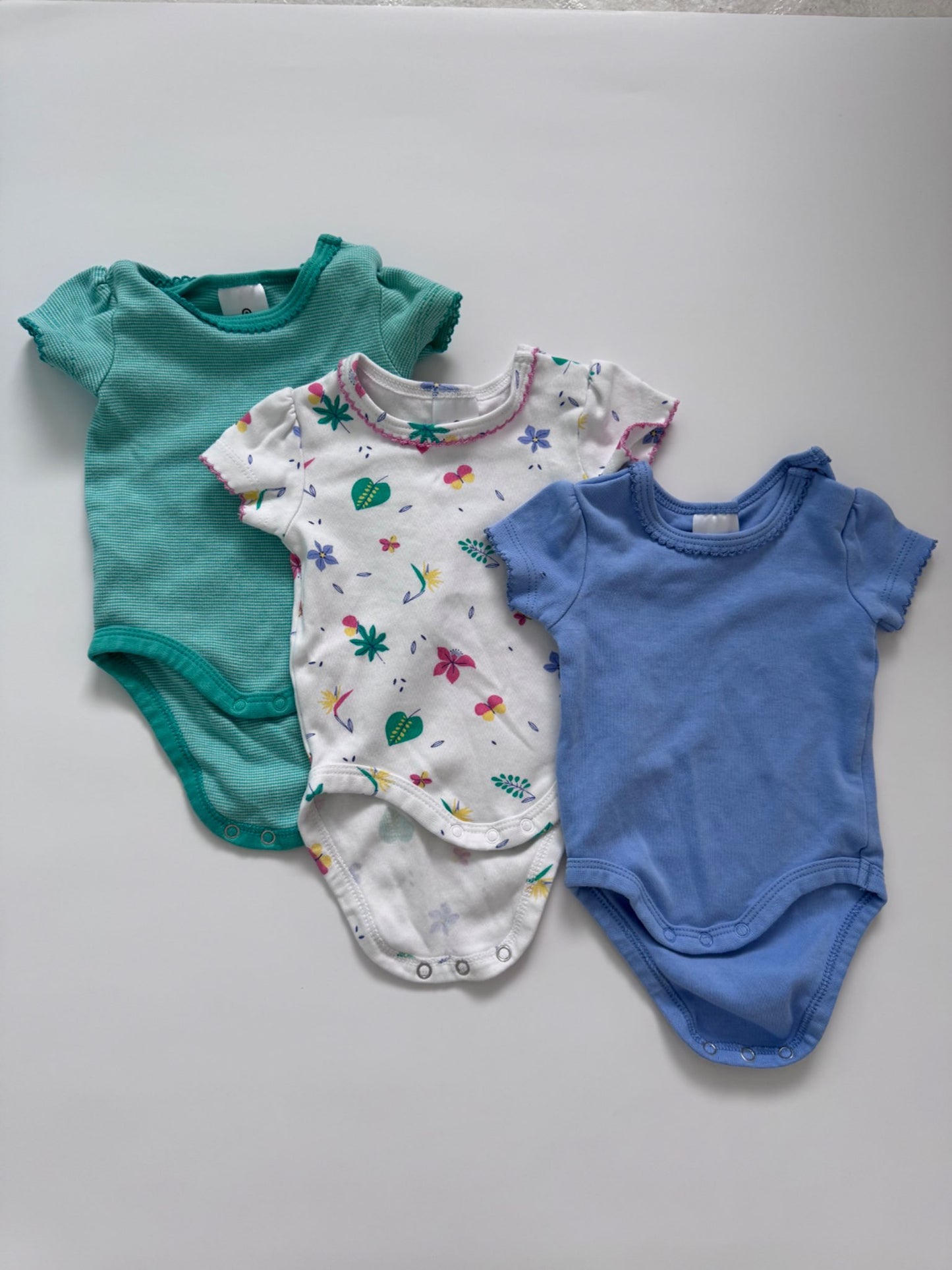 Set of 6 newborn body suits with sleeves and without , Kids Newborn