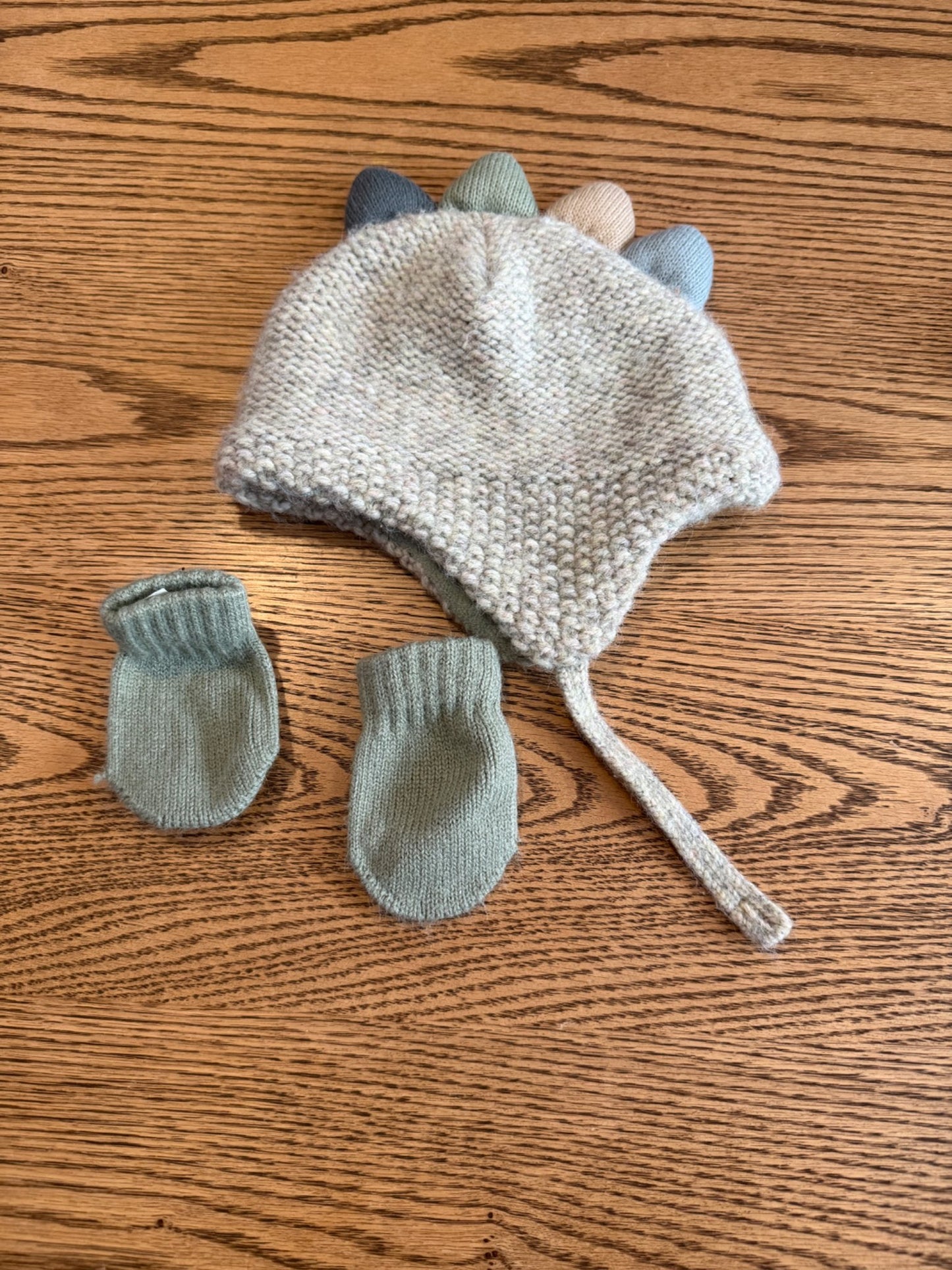 Dinosaur hat and mitts, Kids 9 Month (6-9M)