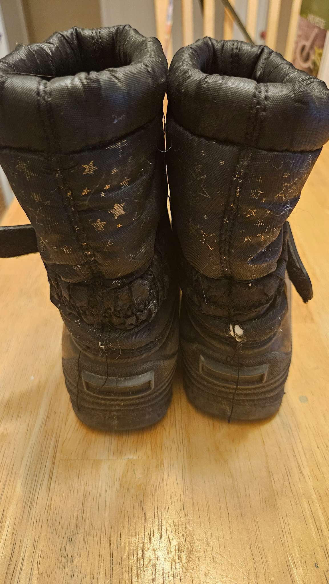Girls Size 12 Winter Boots (Black with Gold stars), Shoes 12 (Toddler:2-4yr)