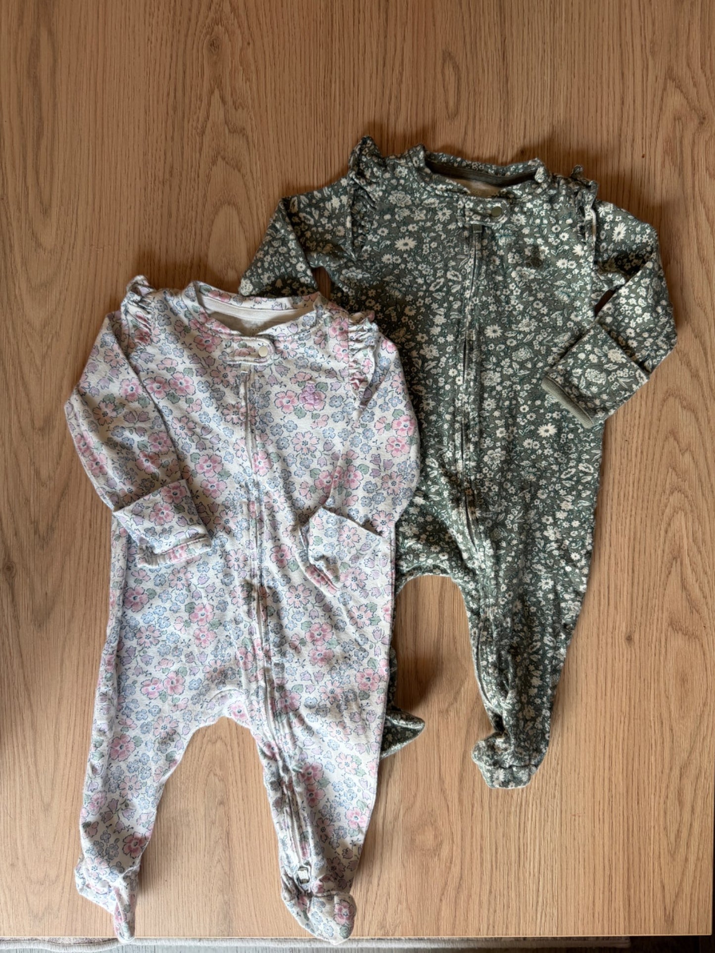 Gap girls floral sleepers x2, 0-3M , Kids 3 Month (0-3M)