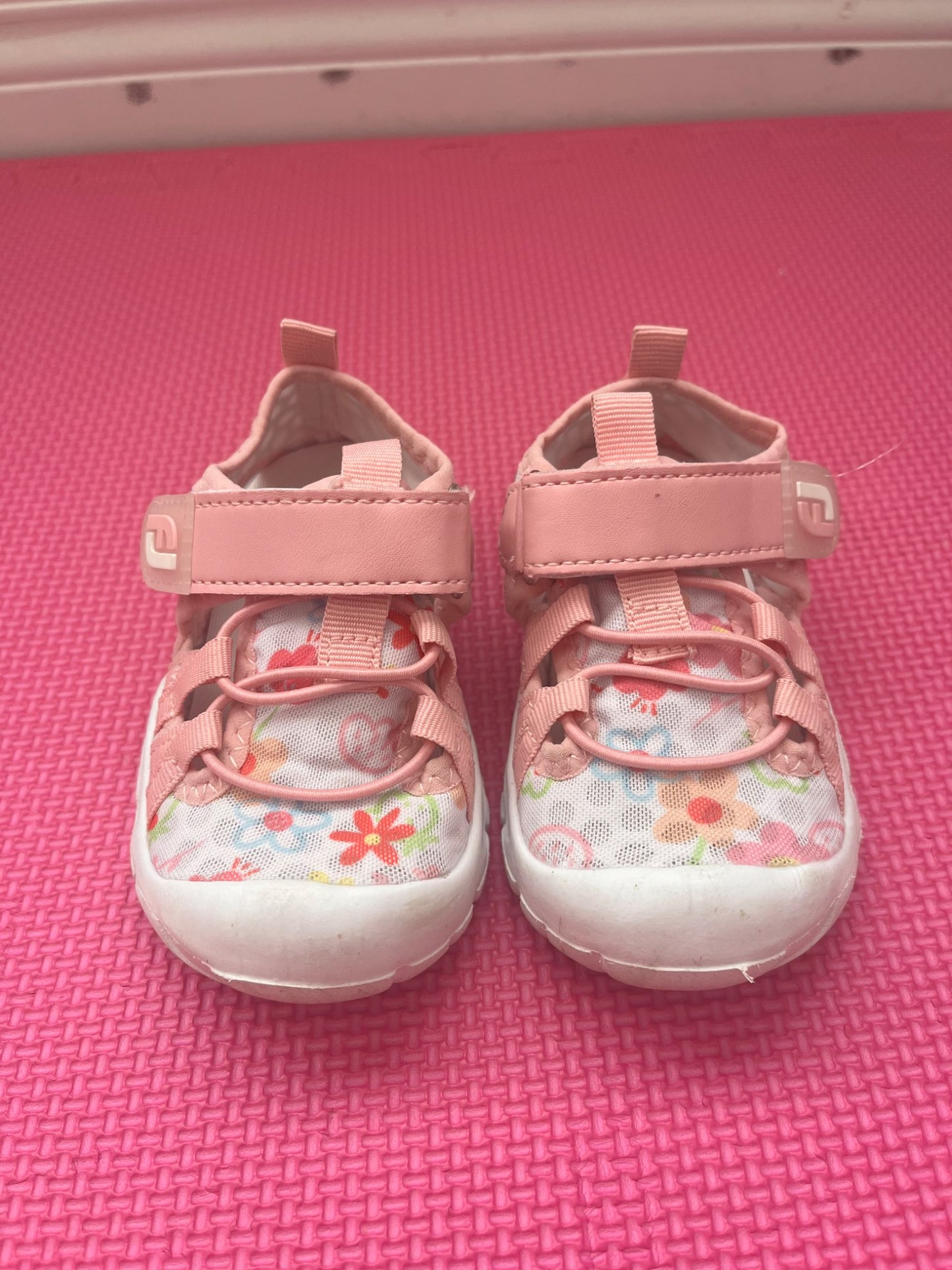 Girls sandals size 6 , Shoes 6 (Walkers:12-24 mth)