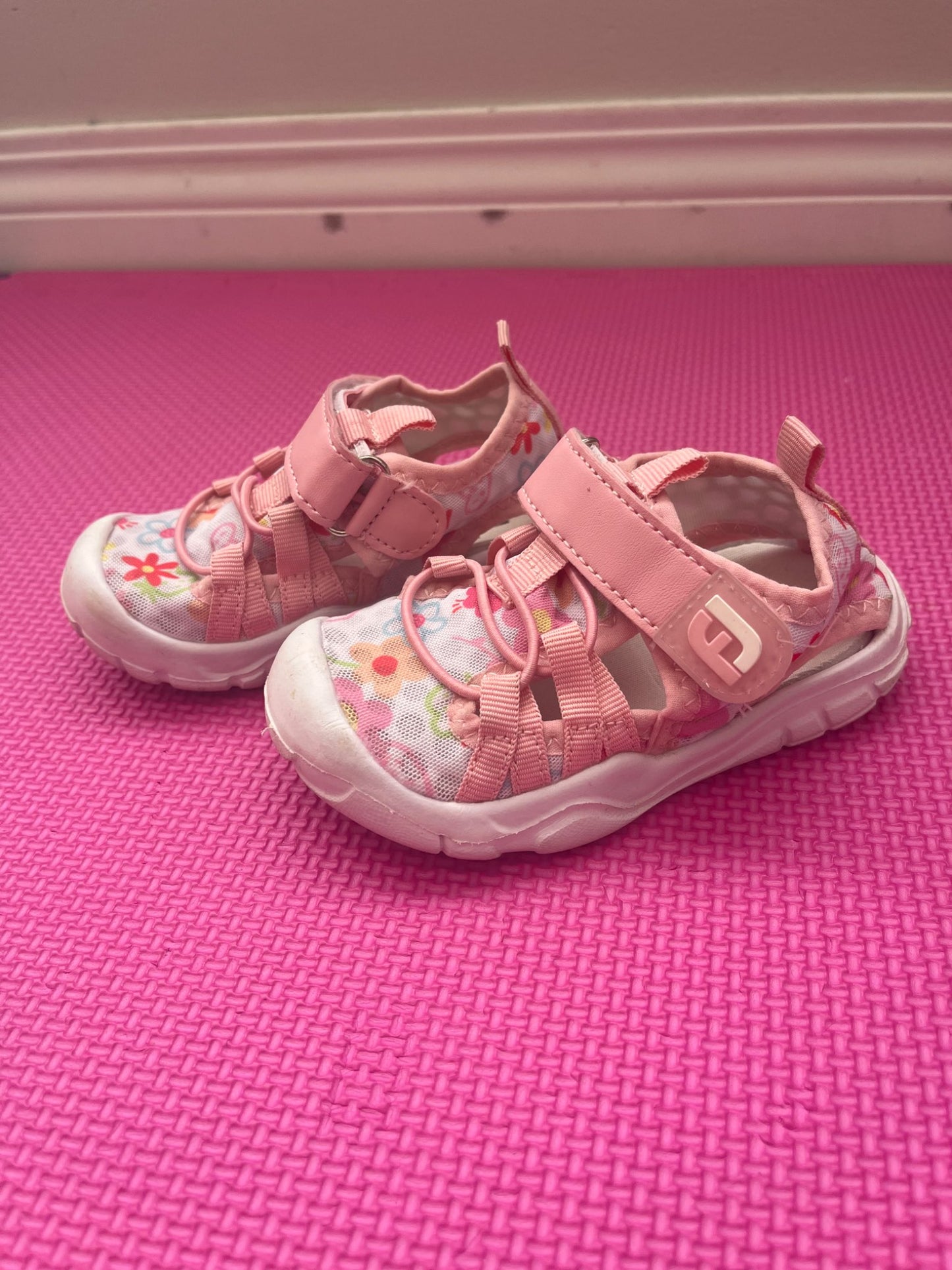 Girls sandals size 6 , Shoes 6 (Walkers:12-24 mth)