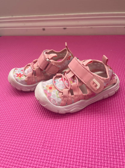 Girls sandals size 6 , Shoes 6 (Walkers:12-24 mth)