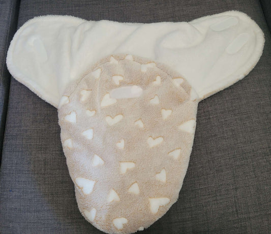 Furry beige and white heart pattern swaddle, newboen, 0-3 Months (Newborn)