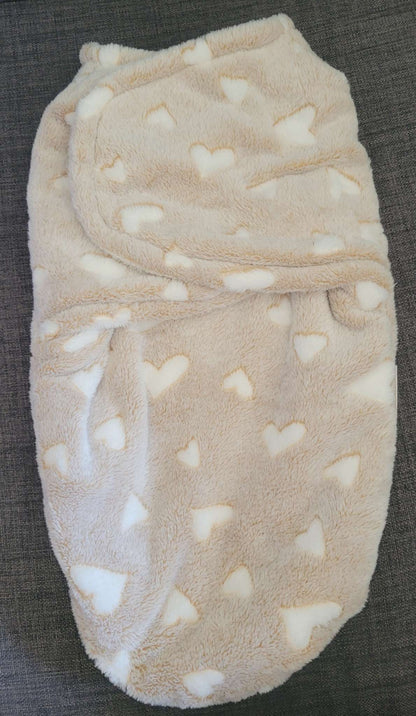 Furry beige and white heart pattern swaddle, newboen, 0-3 Months (Newborn)