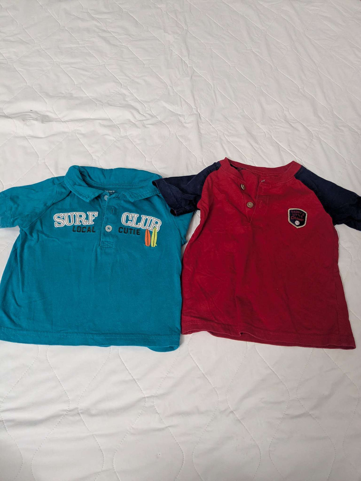 Bundle of 2 t-shirts with some buttons, red and greenish blue, 24 months, Kids 24 Month (18-24M)