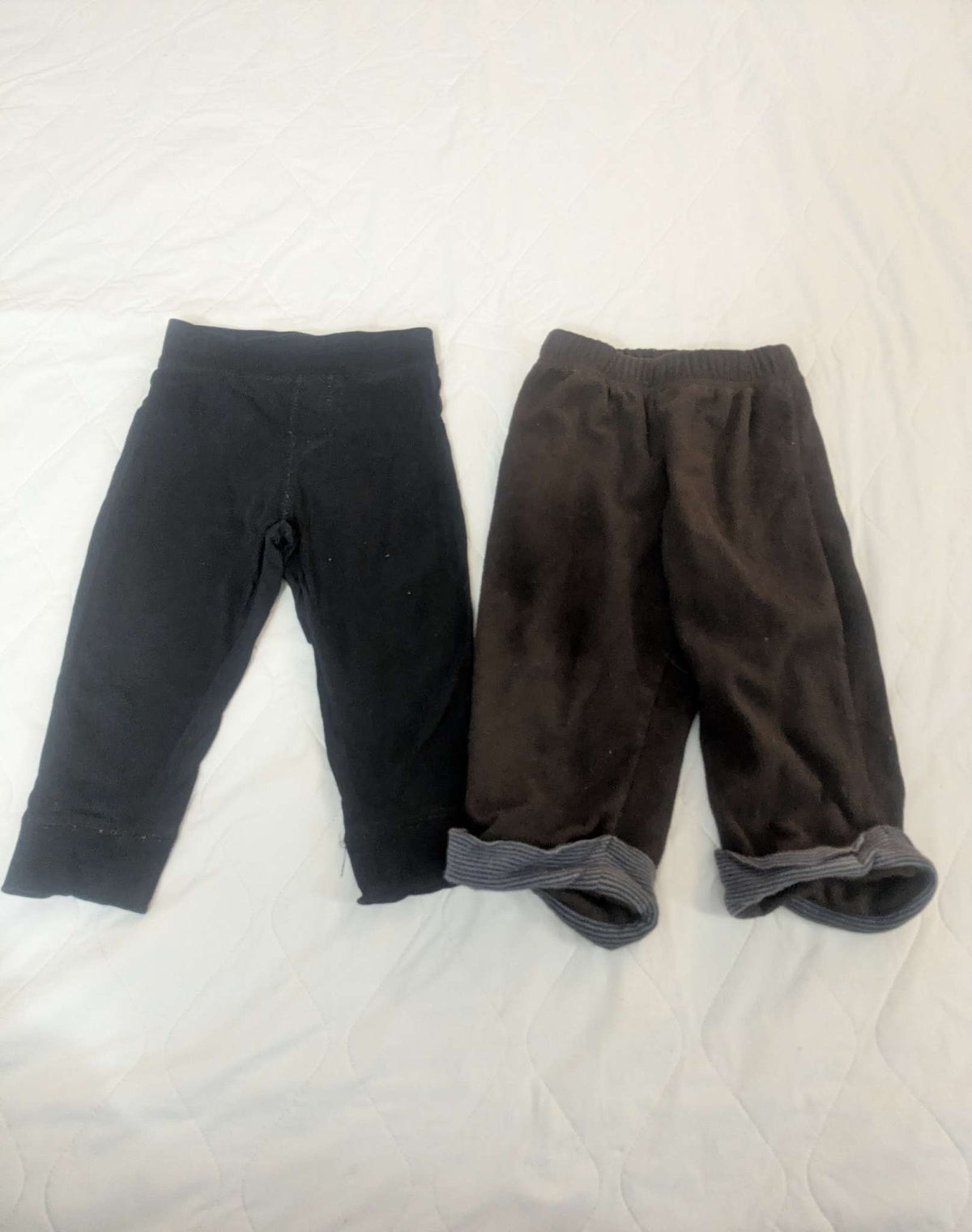 Bundle of 2 pairs of pants, black sweat pants and brown fleece pants, Kids 18 Month (12-18M)
