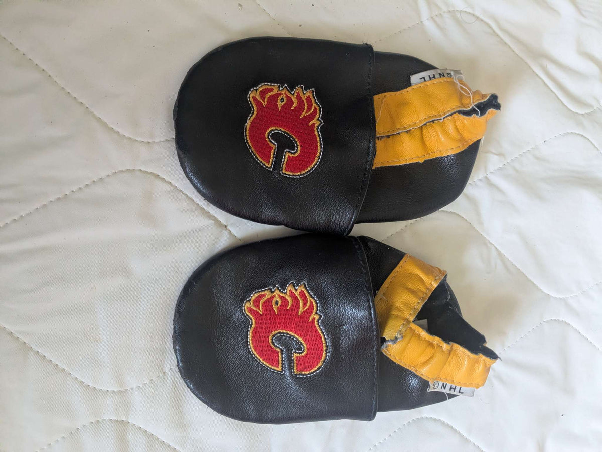 Calgary Flames soft shoes, 18-24 months, Shoes 4.5 (Walkers:12-24 mth)