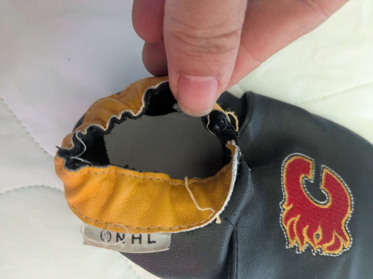 Calgary Flames soft shoes, 18-24 months, Shoes 4.5 (Walkers:12-24 mth)