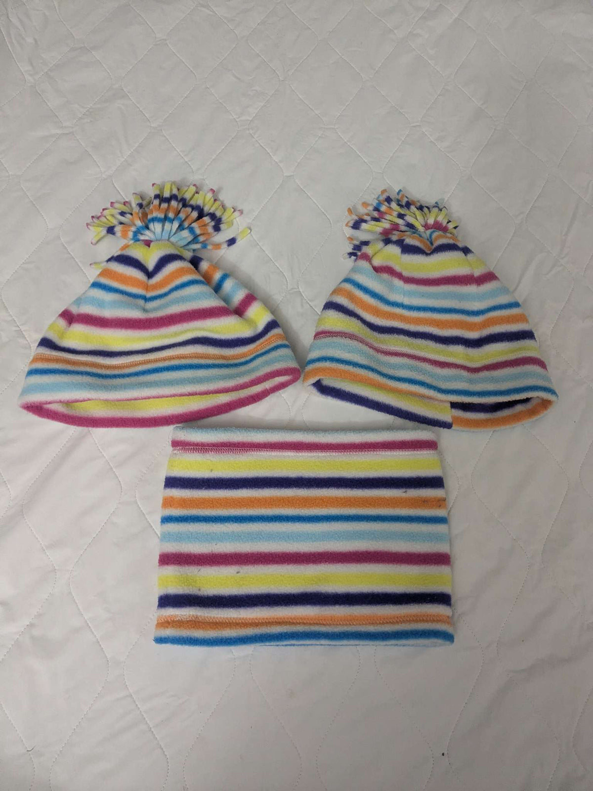 Bundle of 3 winter items, 2 toques and neckie, Kids 4/4T