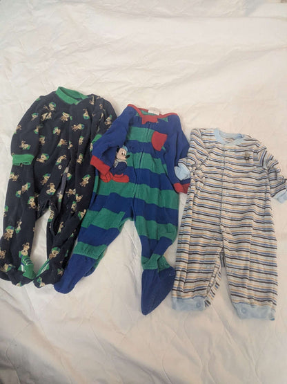 Bundle of 3 fleece pajamas, including a christmas one, Kids 6 Month (3-6M)