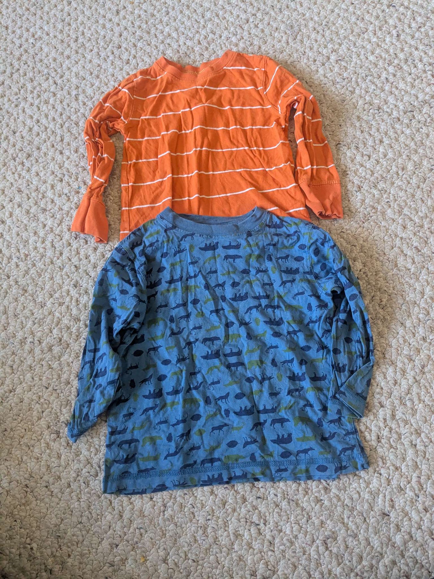 Bundle of 2 long sleeve boy shirts, size 3 and 4, Kids 3T