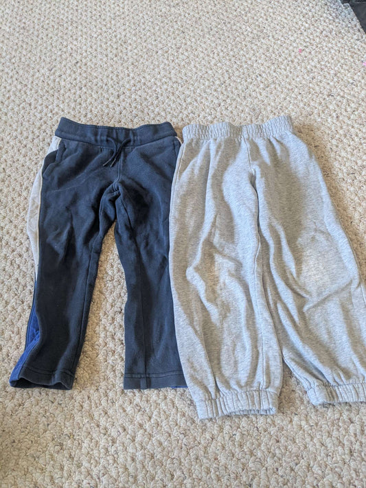 Bundle of 2 pairs of sweat pants, size 4, Kids 4/4T