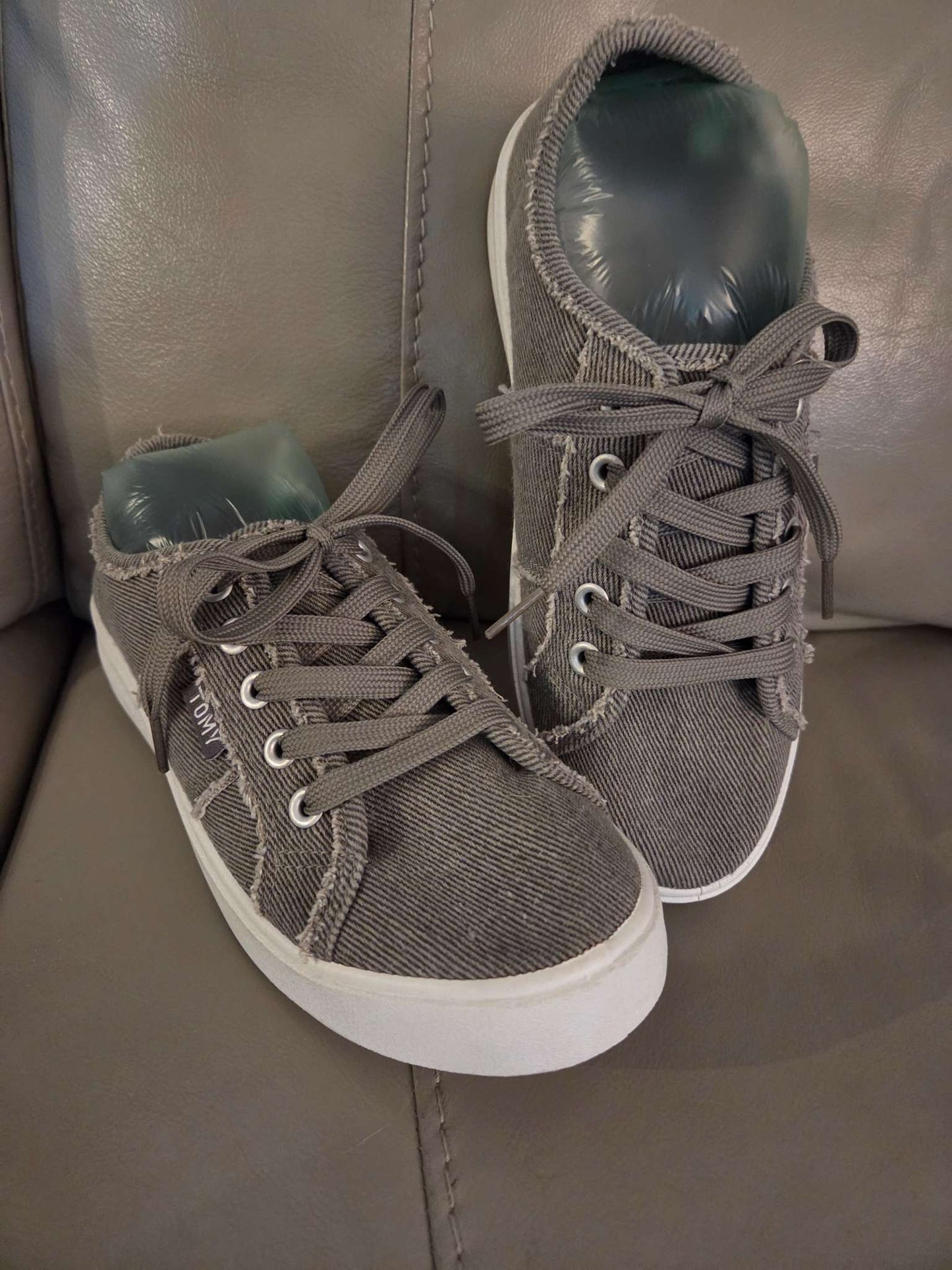 Canvas lace-up shoes- size 4, Shoes 4 (Big Kids:8–12yr)