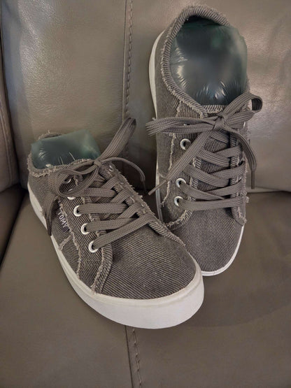 Canvas lace-up shoes- size 4, Shoes 4 (Big Kids:8–12yr)